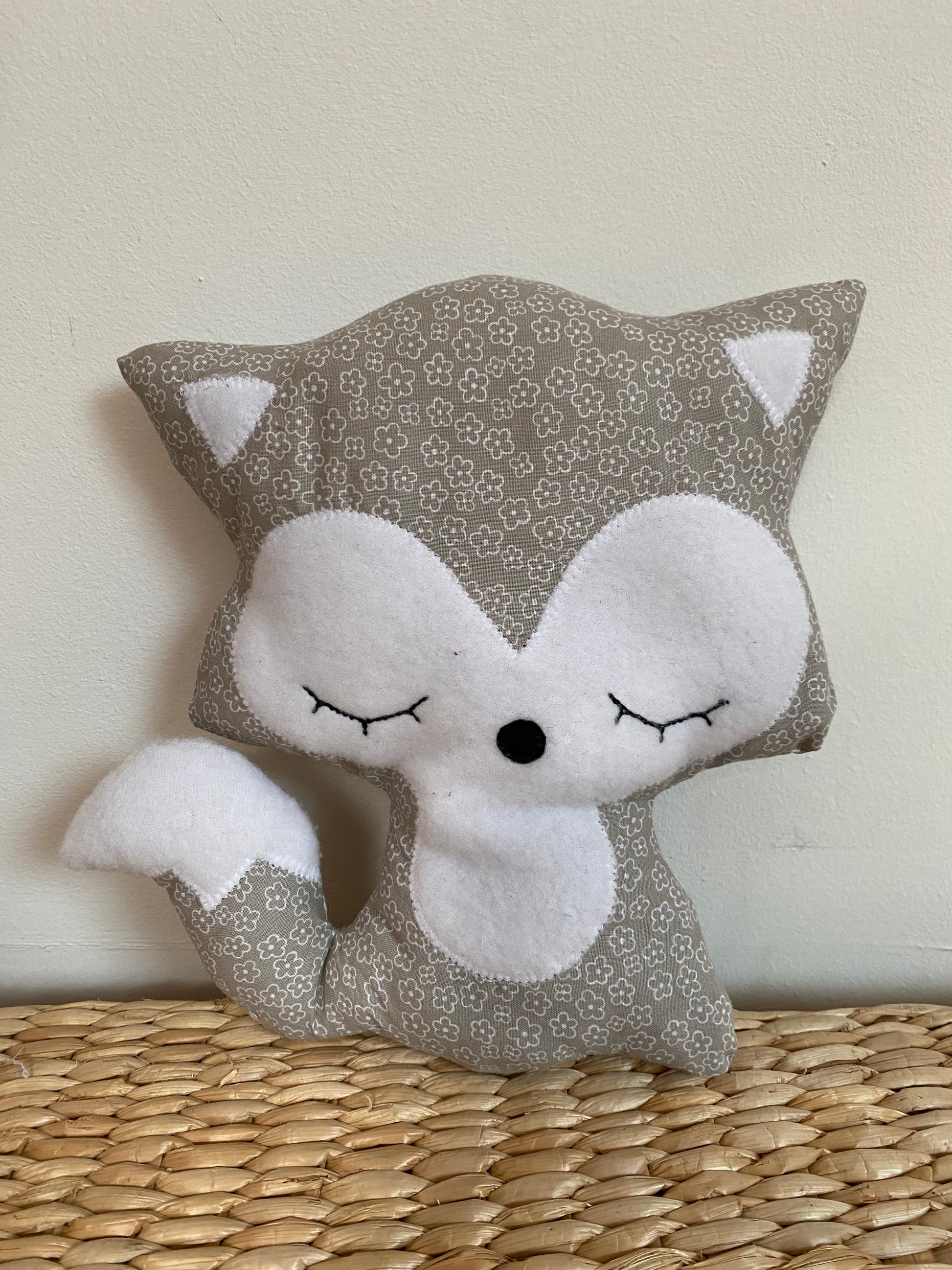 Doudou Renard moyen - Taupe et fleurs blanches - fabrication artisanale vue face