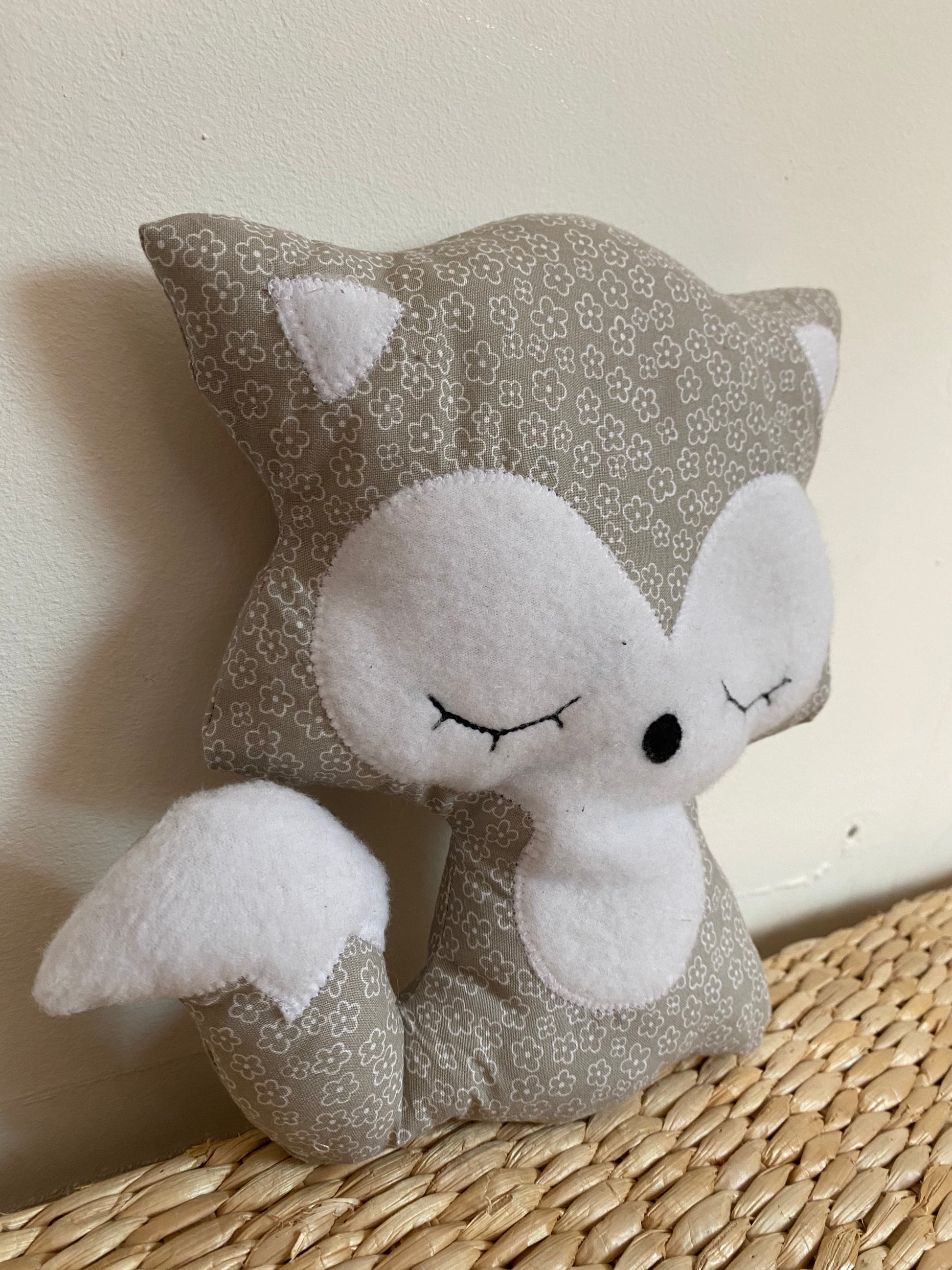 Doudou Renard moyen - Taupe et fleurs blanches - fabrication artisanale