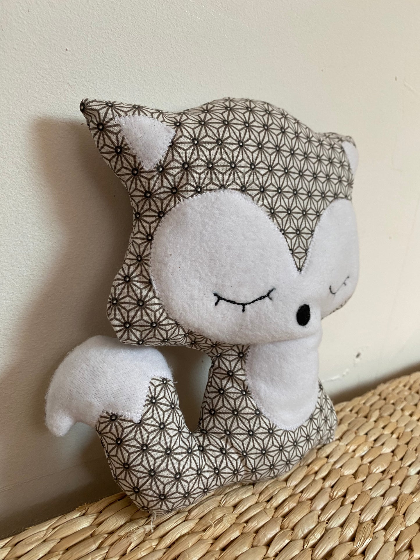 Doudou Renard moyen - Taupe géométrique - fabrication artisanale vue côté