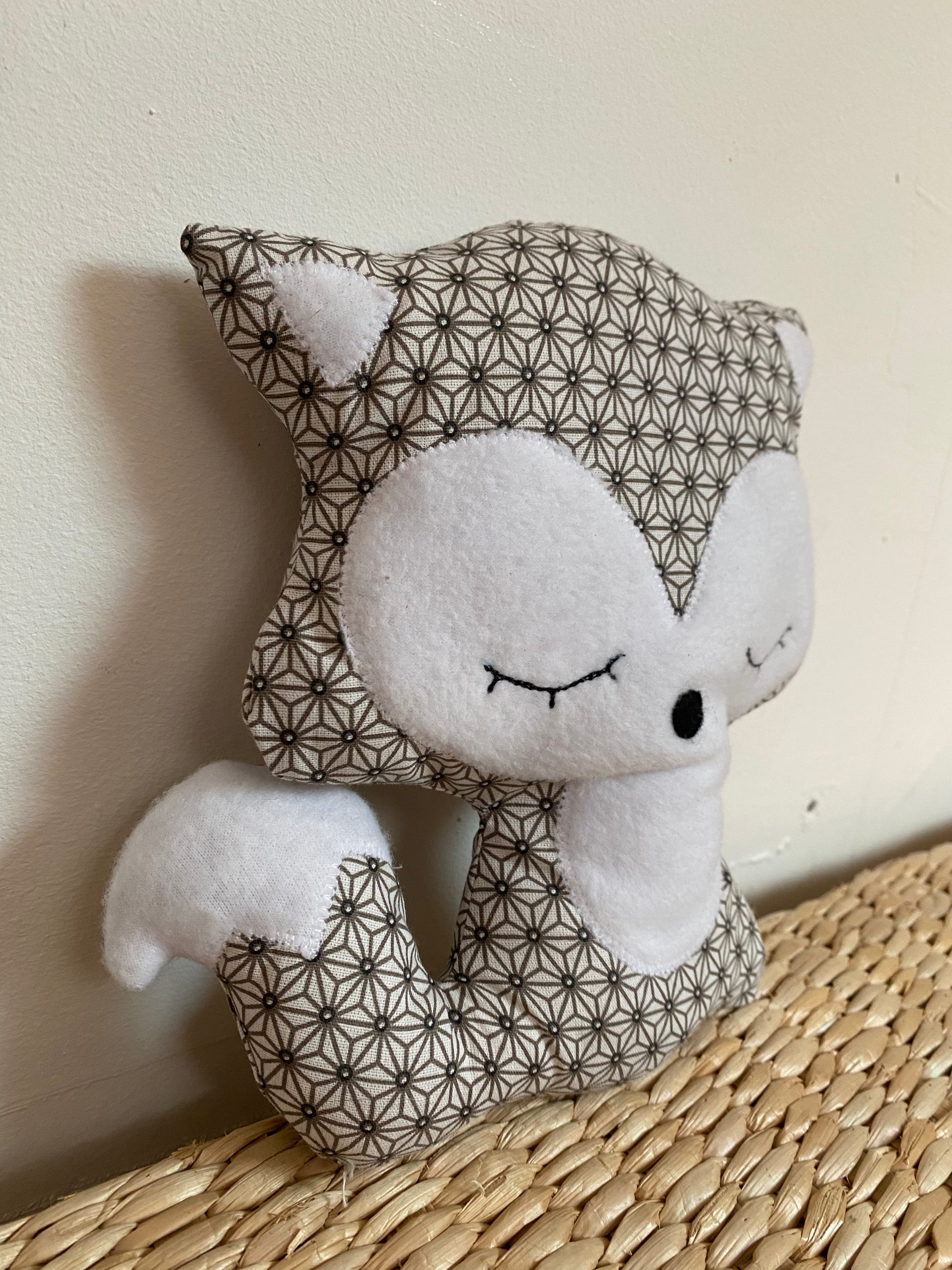 Doudou Renard moyen - Taupe géométrique - fabrication artisanale vue côté