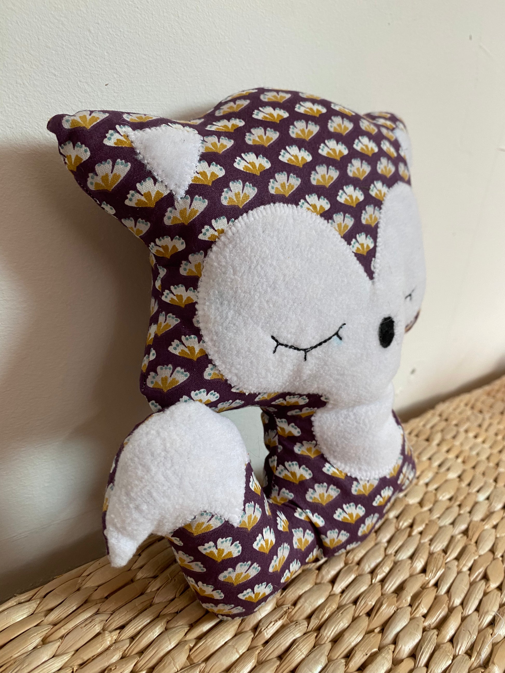 Doudou Renard moyen - Grenat fleur éventail - Fabrication artisanale vue côté