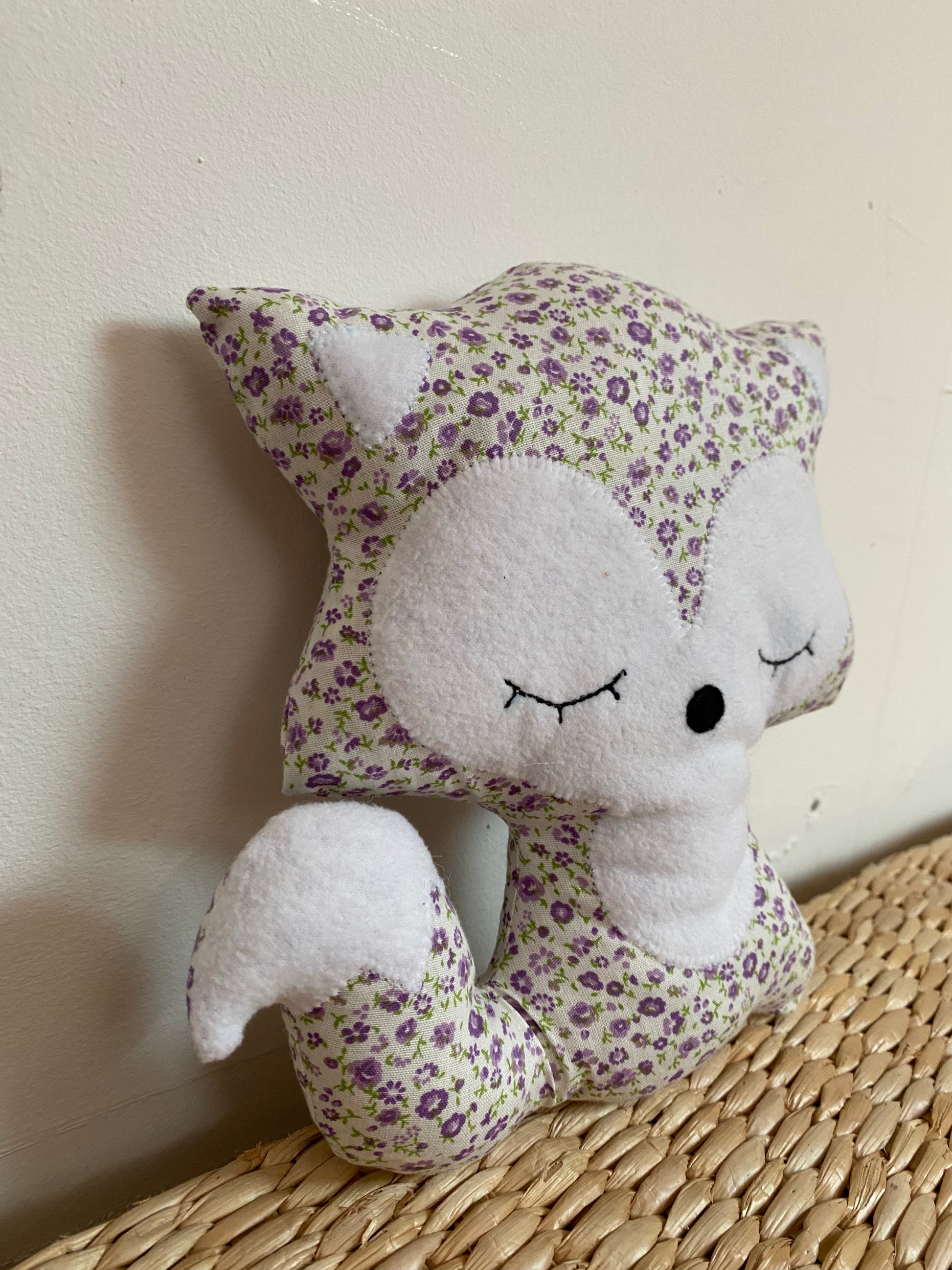 Doudou Renard moyen - liberty mauve - fabrication artisanale vue côté