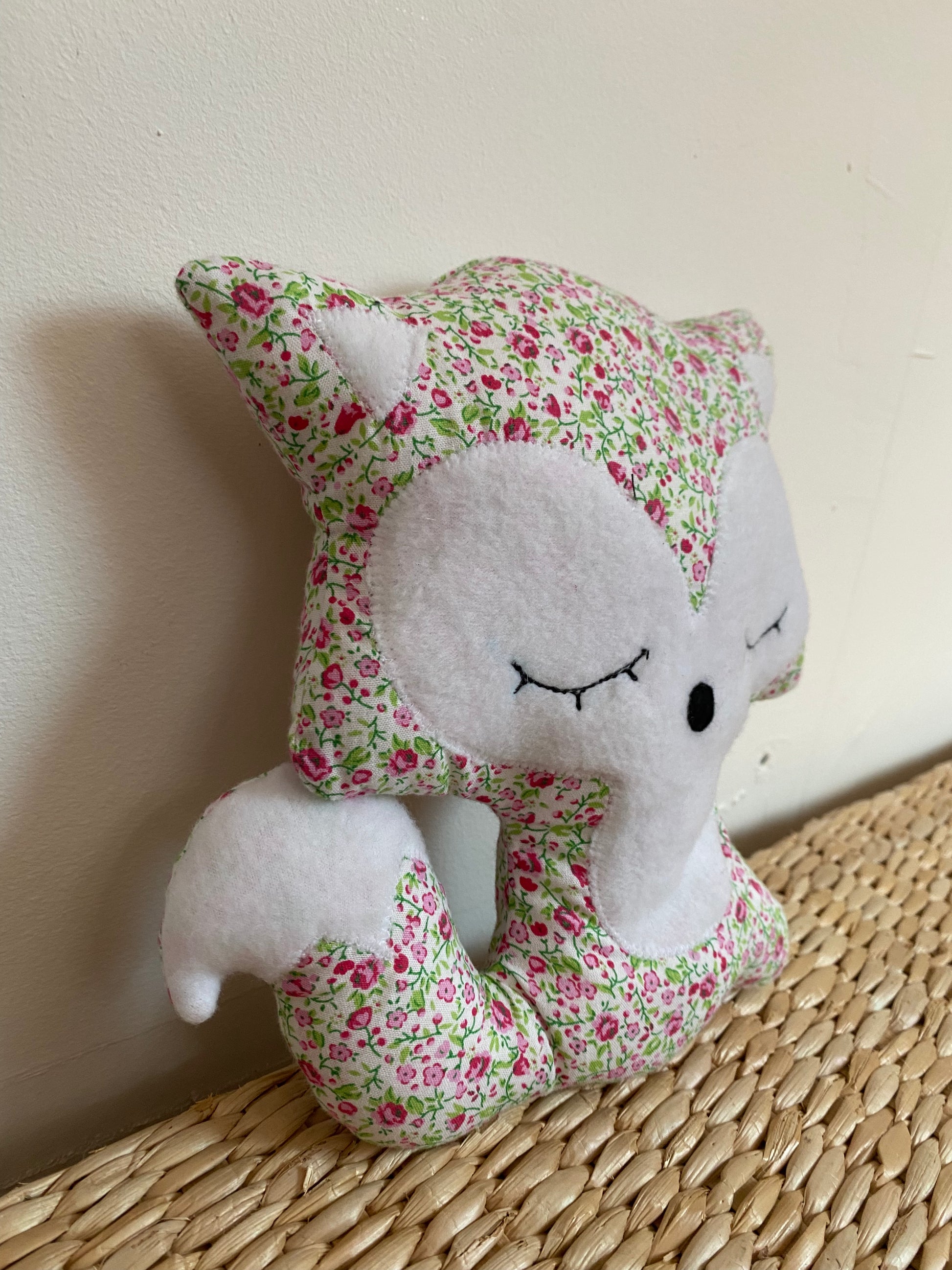 Doudou Renard moyen - liberty framboise et vert - Fabrication artisanale vue côté
