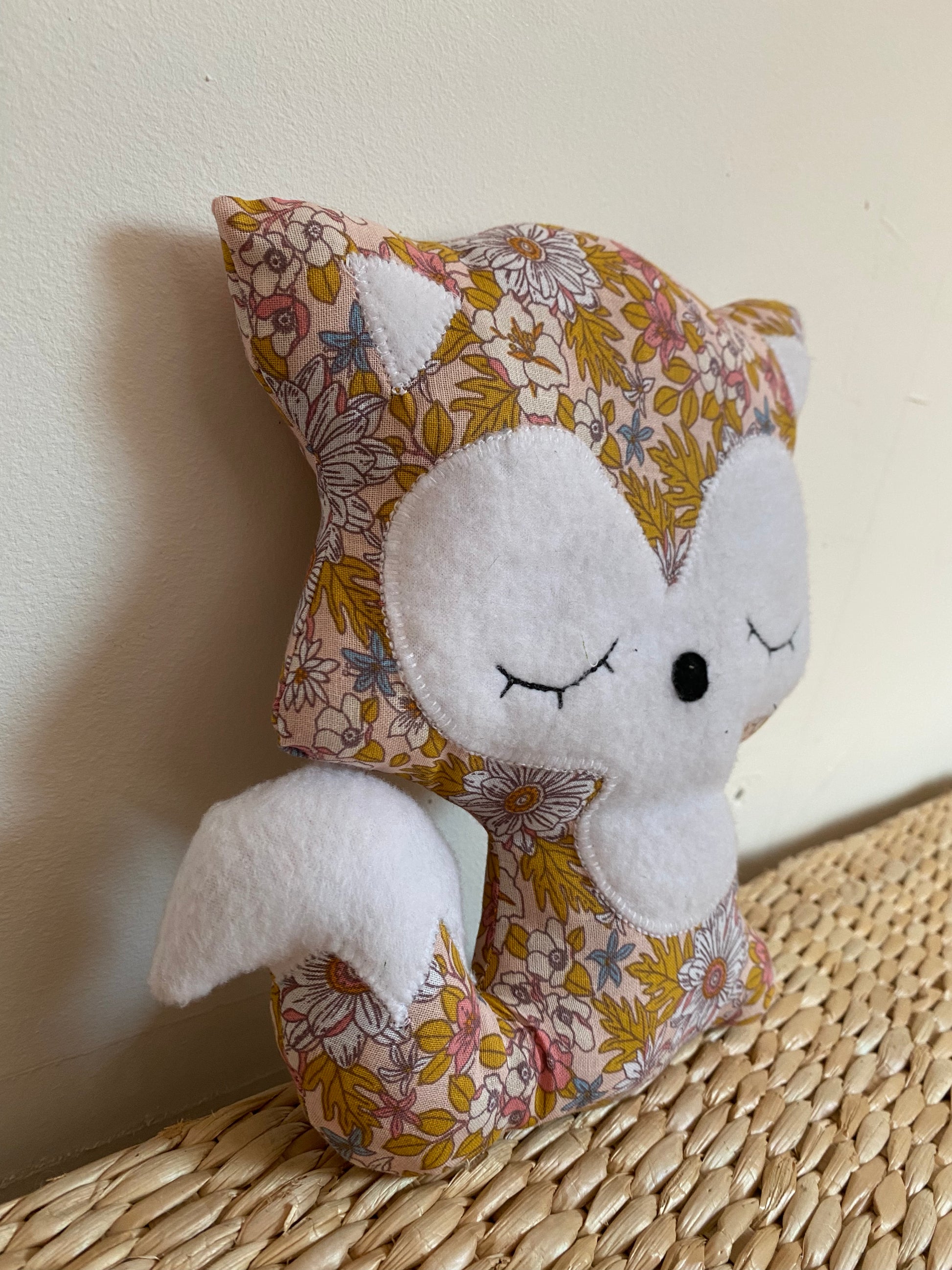 Doudou Renard moyen - Fleurs moutarde et rose - Fabrication artisanale vue côté