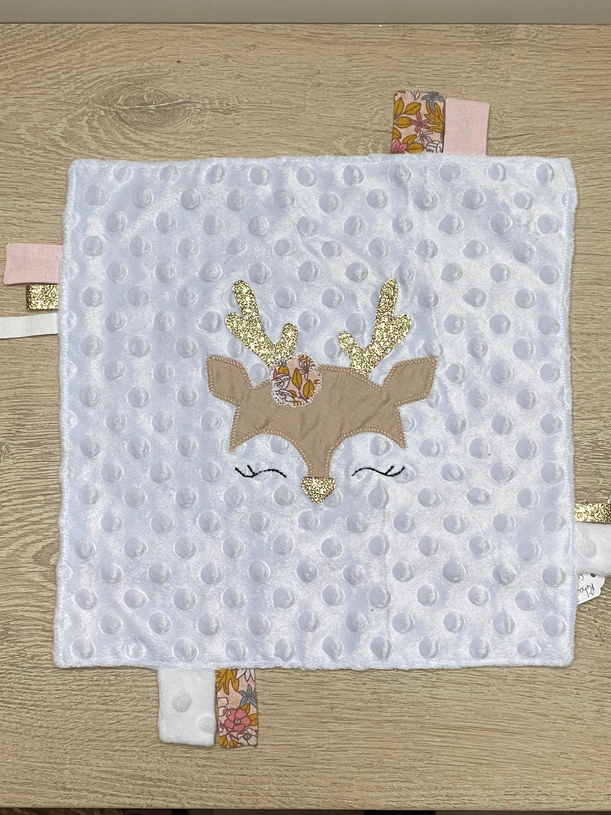 Doudou étiquettes - Collection Cerf - Blanc/Rose/Moutarde - Fabrication artisanale vue face