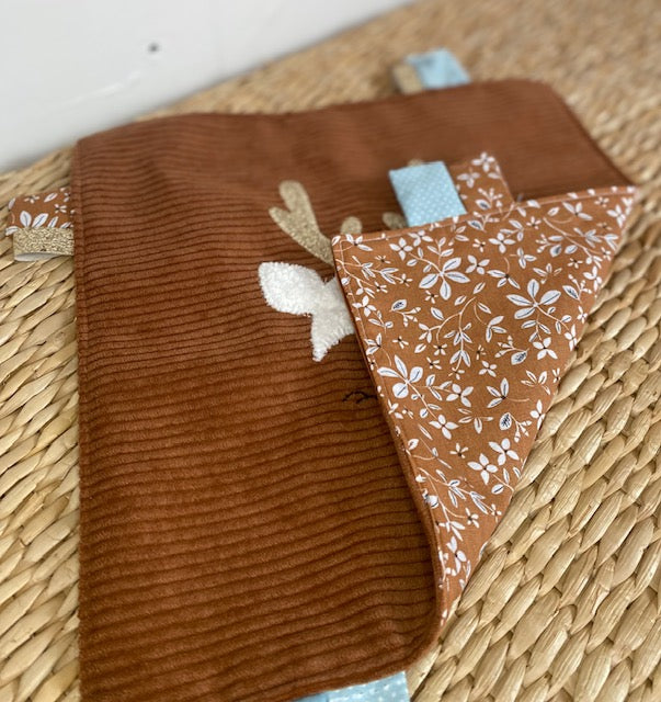 Doudou étiquettes - petit cerf marron - Collection Fleurs d'Automnes - Fabrication artisanale vue revers
