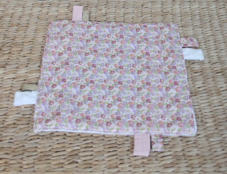 Doudou étiquettes - Collection Noeud papillon - Blanc/Liberty Rose clair - Fabrication artisanale vue revers