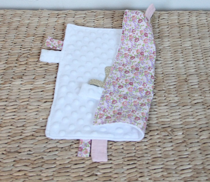 Doudou étiquettes - Collection Noeud papillon - Blanc/Liberty Rose clair - Fabrication artisanale vue2