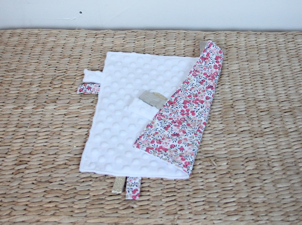 Doudou étiquettes - Collection Noeud papillon - Blanc/Liberty Rose - Fabrication artisanale vue revers