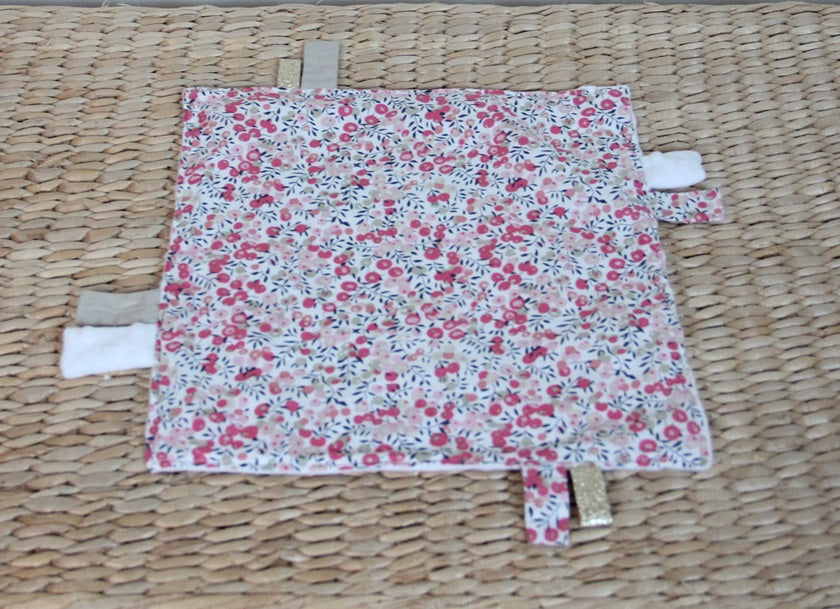 Doudou étiquettes - Collection Noeud papillon - Blanc/Liberty Rose - Fabrication artisanale - vue revers2