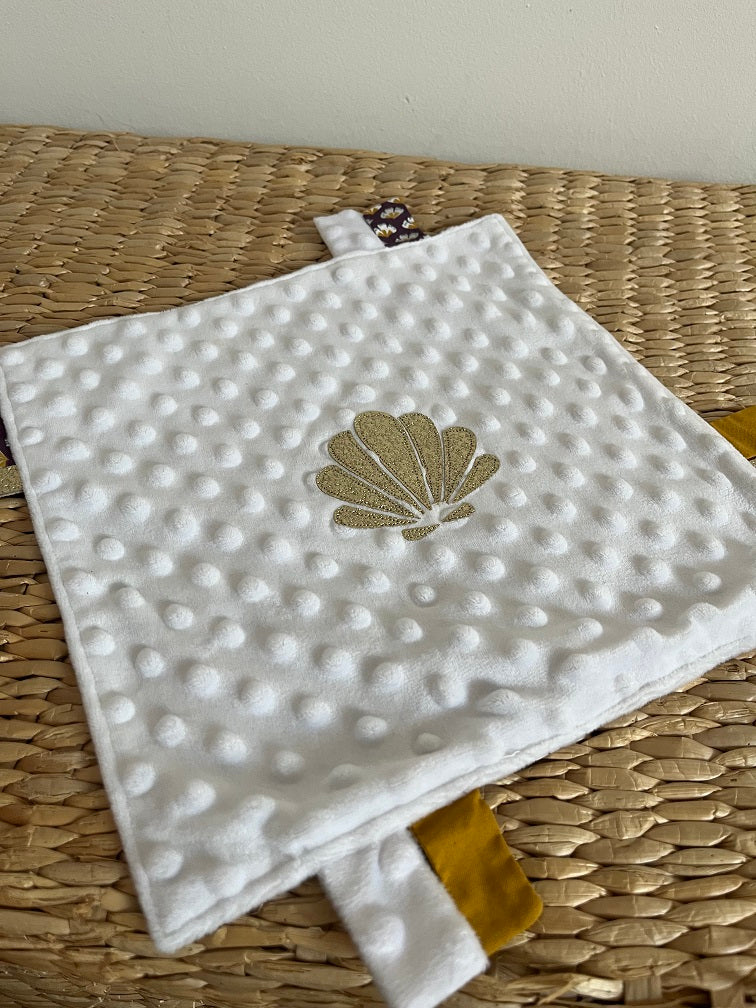 Doudou étiquettes - Collection Coquillage - Blanc/Grenat - Fabrication artisanale vue recto