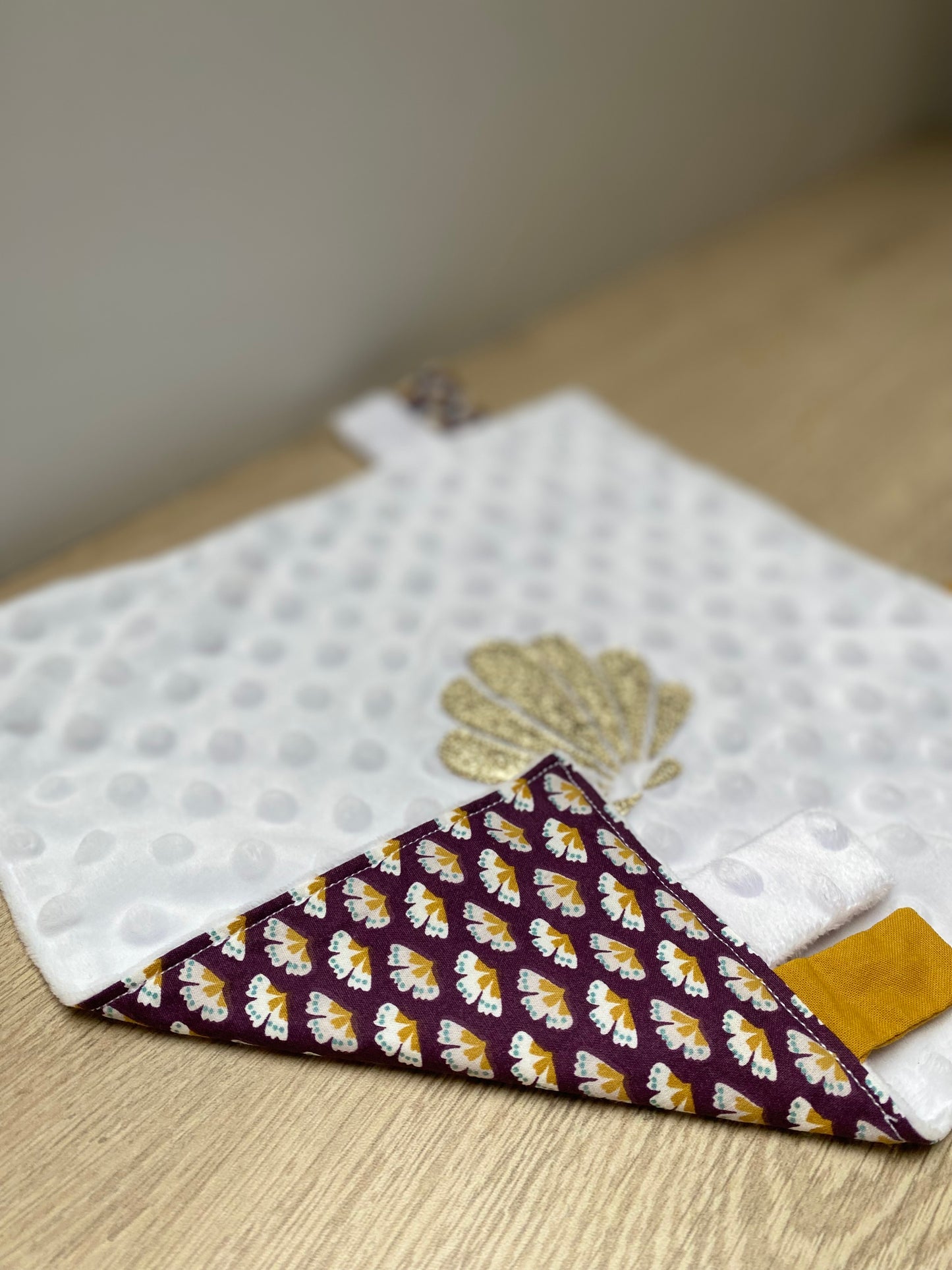 Doudou étiquettes - Collection Coquillage - Blanc/Grenat - Fabrication artisanale