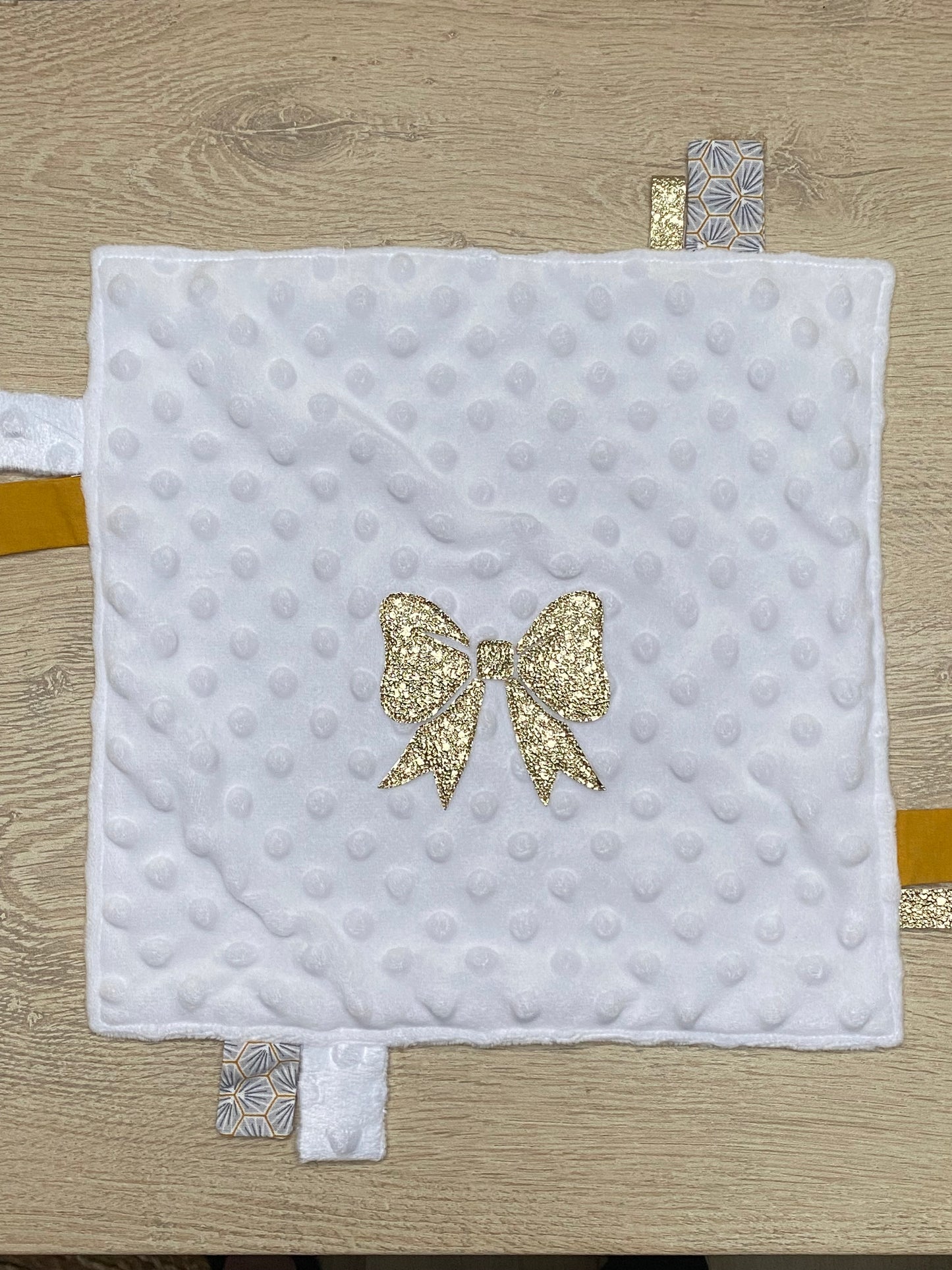 Doudou étiquettes - Collection Noeud papillon - Blanc/Gris origami - Fabrication artisanale vue face