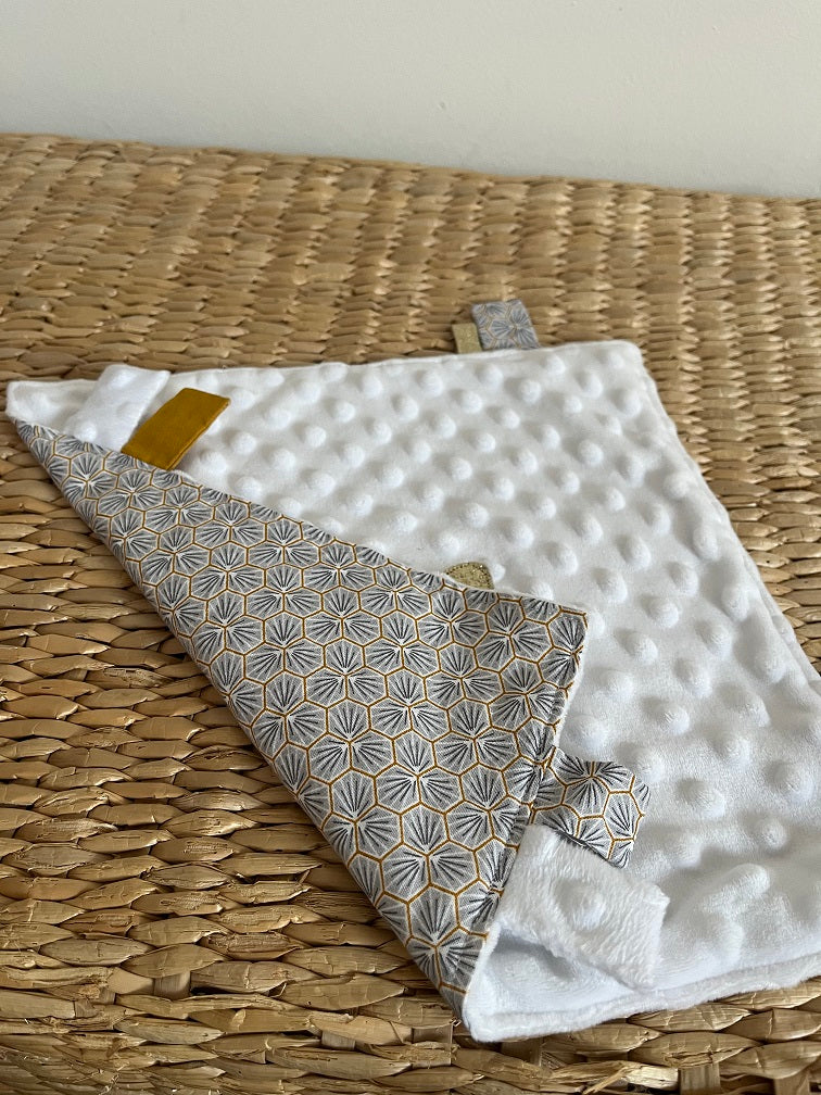 Doudou étiquettes - Collection Noeud papillon - Blanc/Gris origami - Fabrication artisanale vue verso