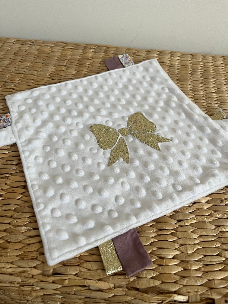 Doudou étiquettes - Collection Noeud papillon - Blanc/Liberty Parme - Fabrication artisanale vue recto