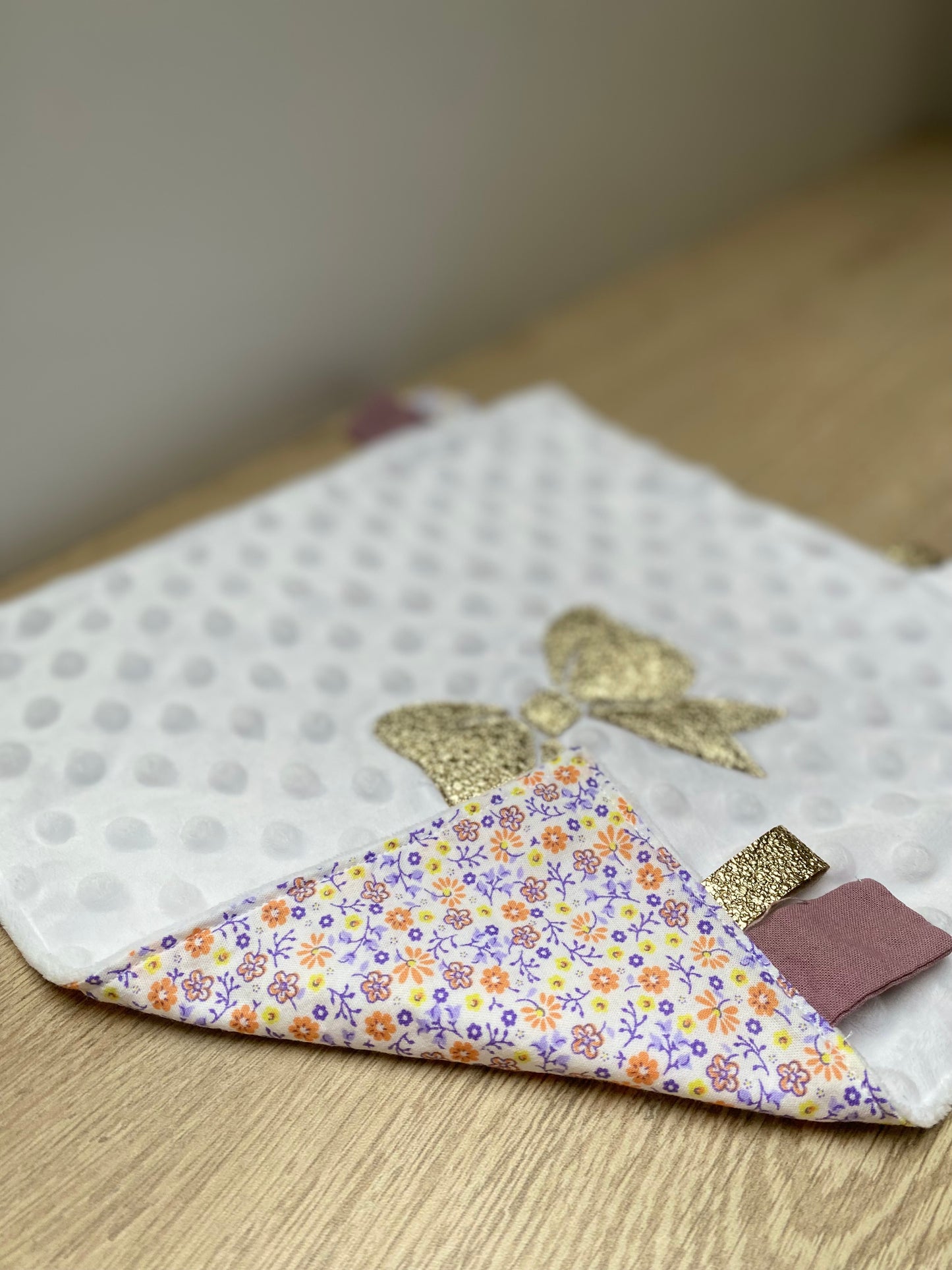 Doudou étiquettes - Collection Noeud papillon - Blanc/Liberty Parme - Fabrication artisanale
