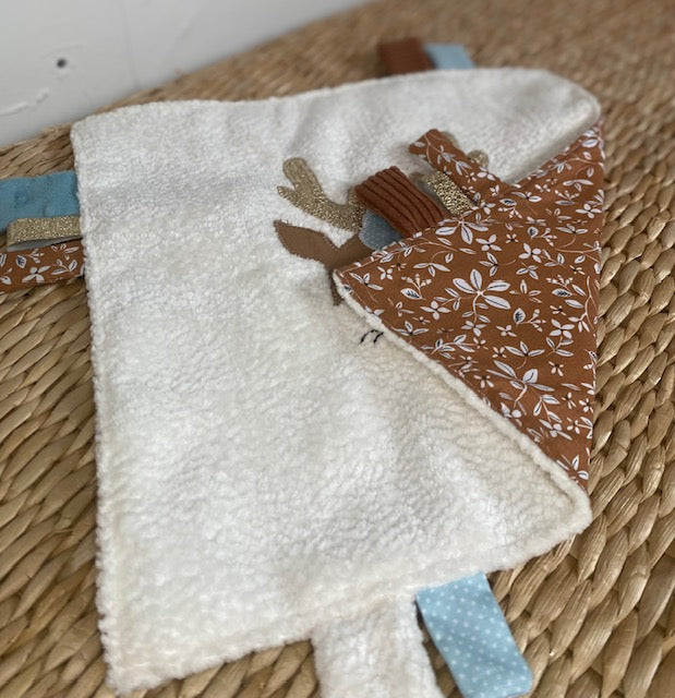 Doudou étiquettes - petit cerf - Collection Fleurs d'Automnes - Fabrication artisanale vue 2