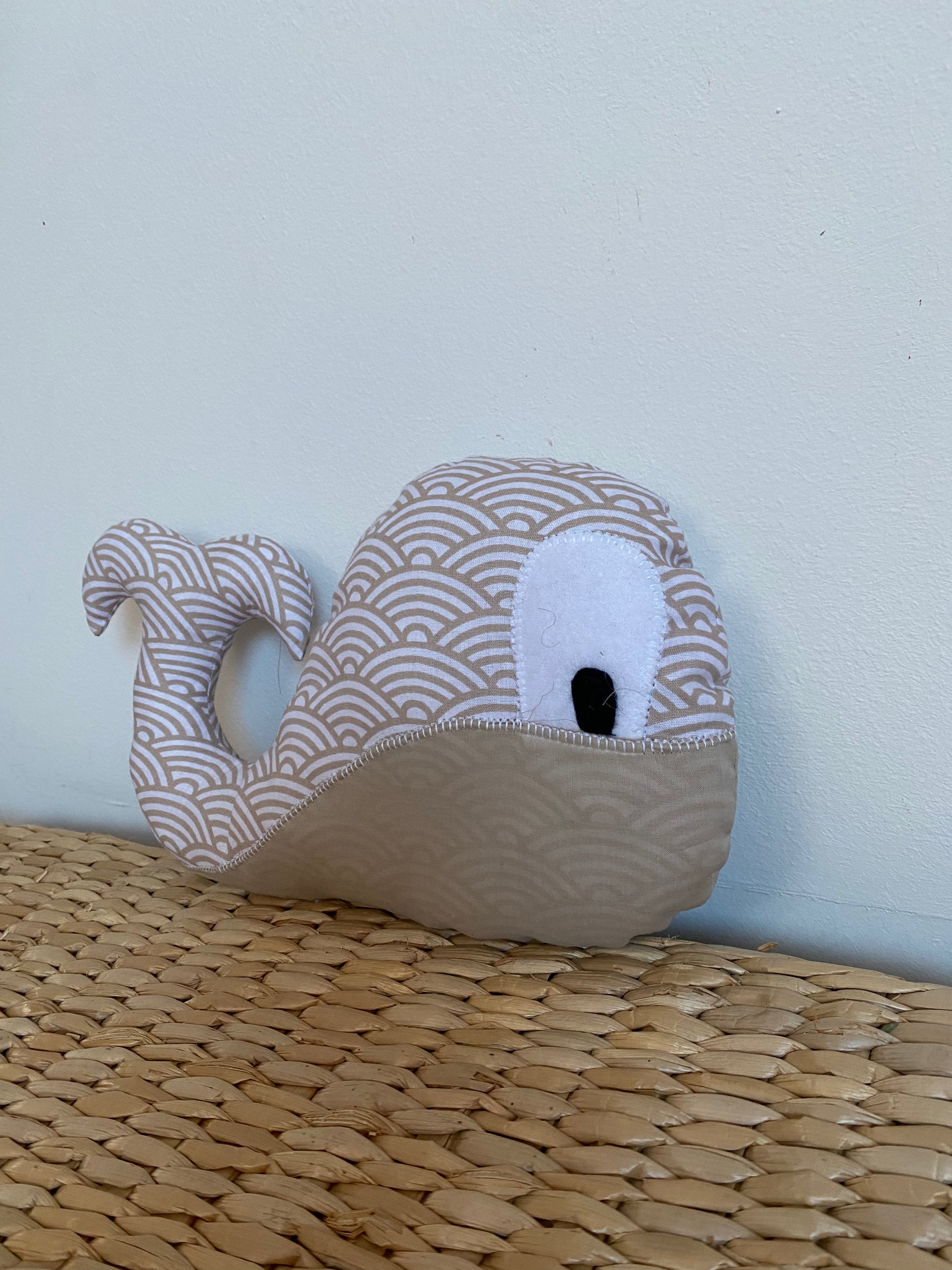 Doudou Baleine - Taupe vague/Taupe - Fabrication artisanale vue côté