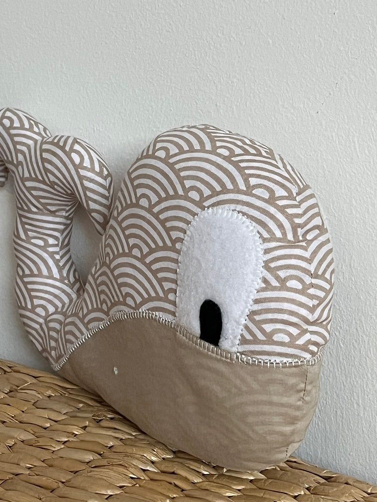 Doudou Baleine - Taupe vague/Taupe - Fabrication artisanale vue profil