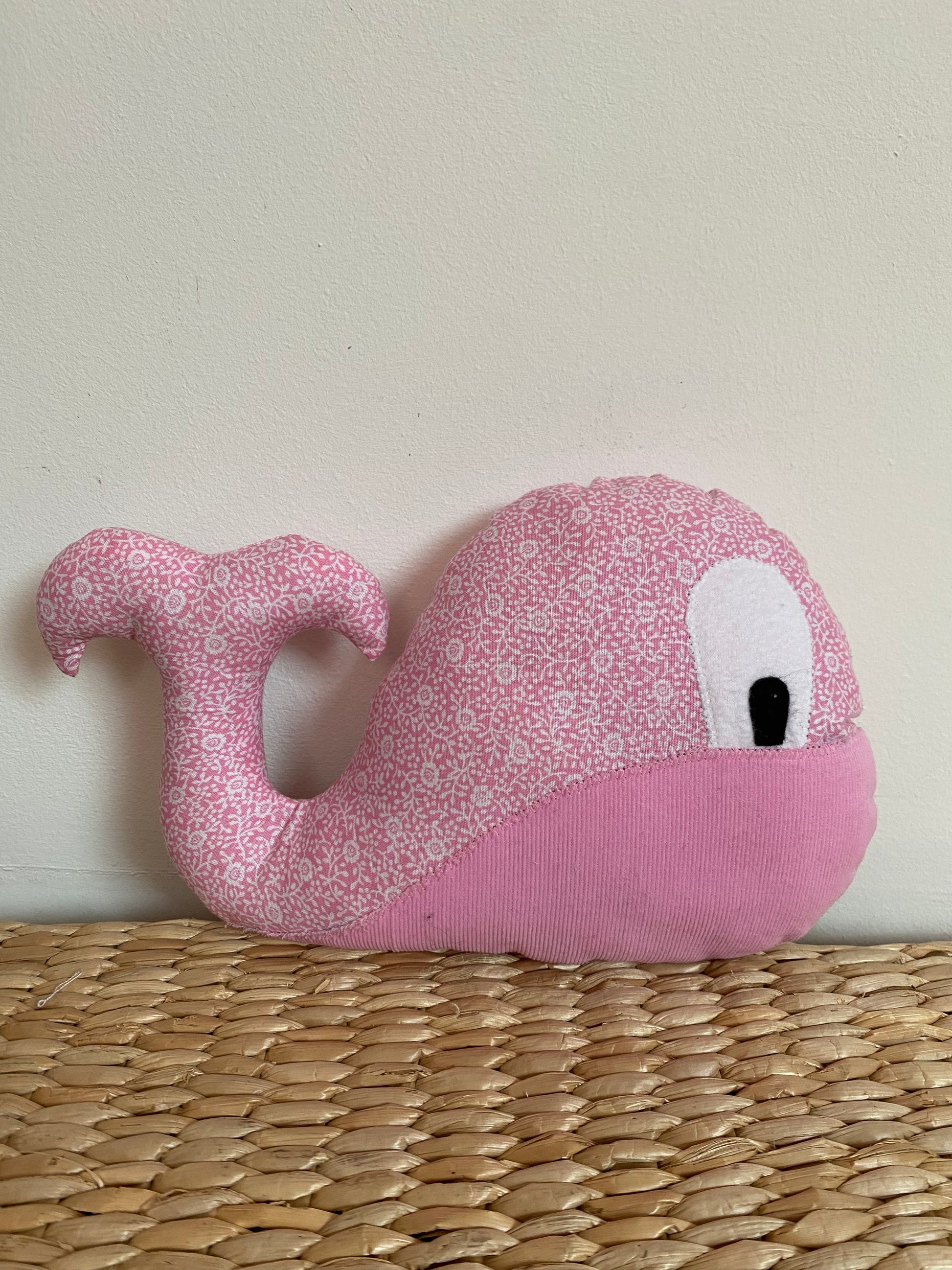 Doudou Baleine - Rose/Rose - Fabrication artisanale vue côté
