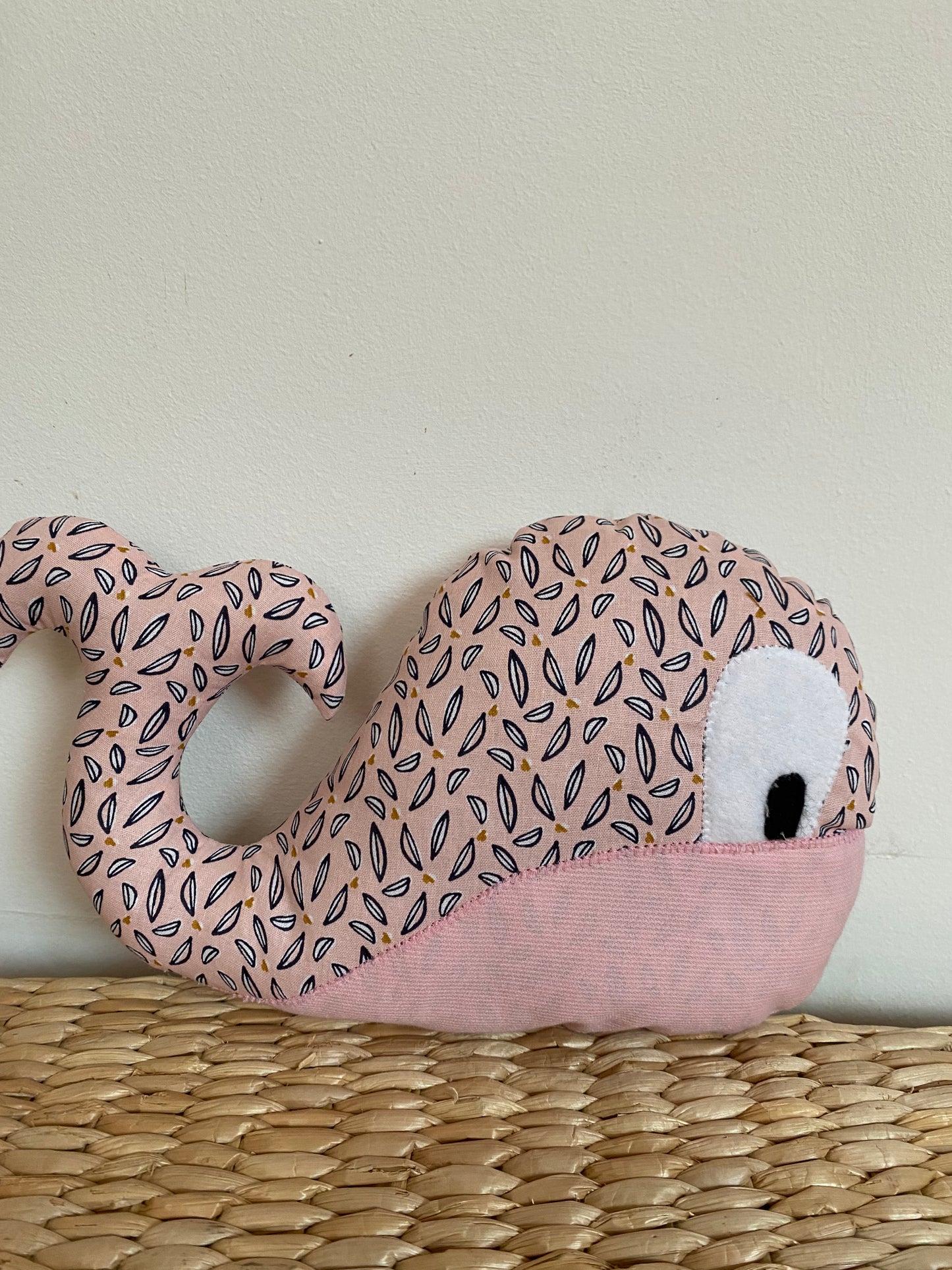 Doudou Baleine - Motifs Vieux rose/Vieux rose - Fabrication artisanale vue profil