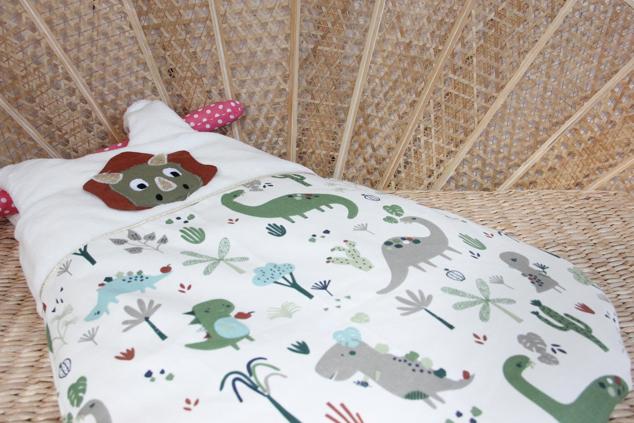 Gigoteuse 0-6M Mi saison - fait main – motif dinosaure - vert olive/blanc | Fabrication française vue détails
