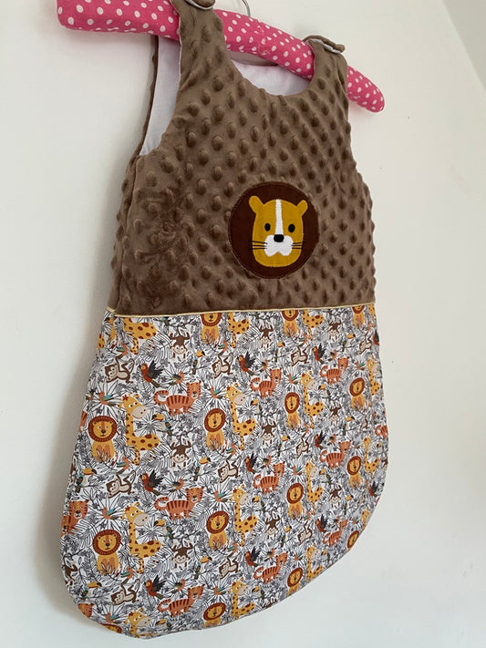 Gigoteuse 0-6M Hiver - fait main – motif lion - marron/Moutarde | Fabrication française