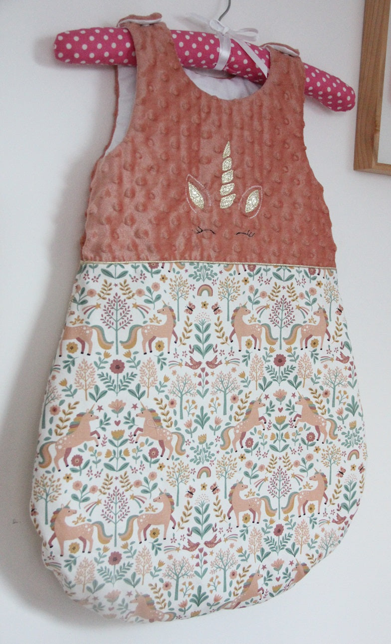 Gigoteuse 0-6M Mi saison - fait main – motif licorne - saumon/vert | Fabrication française vue côté