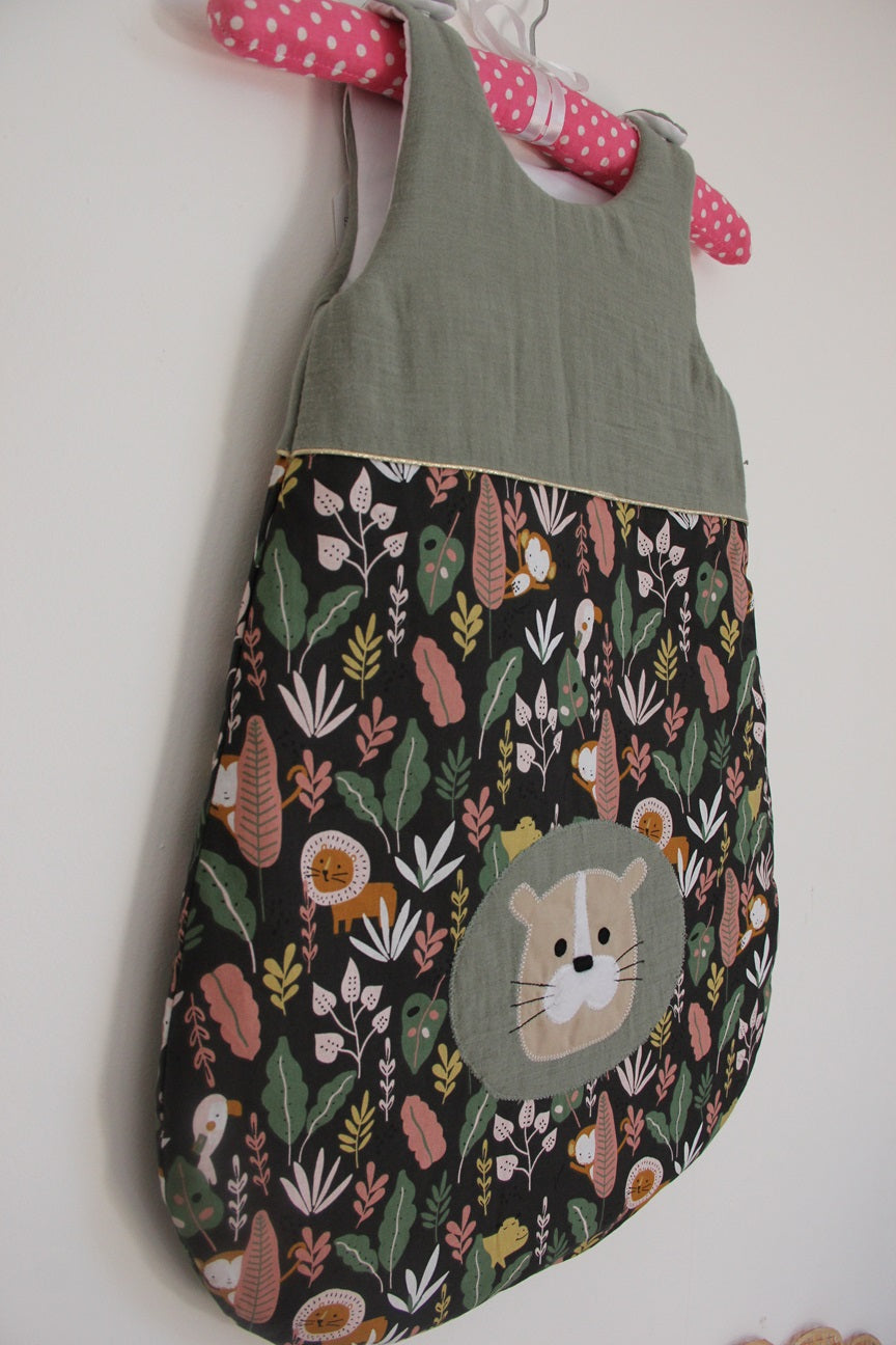 Gigoteuse 0-6M Mi saison - fait main – motif lion - kaki | Fabrication française vue côté
