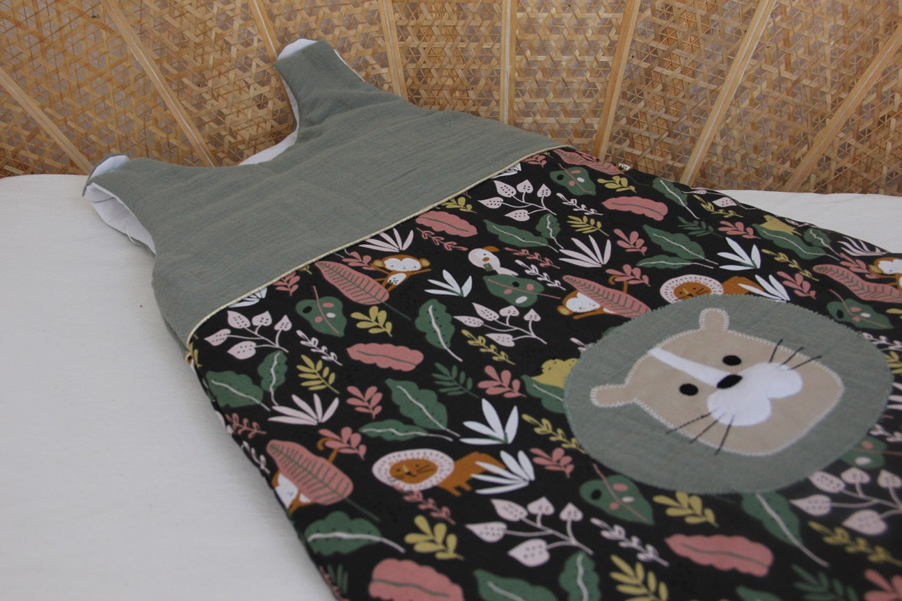 Gigoteuse 0-6M Mi saison - fait main – motif lion - kaki | Fabrication française vue détails