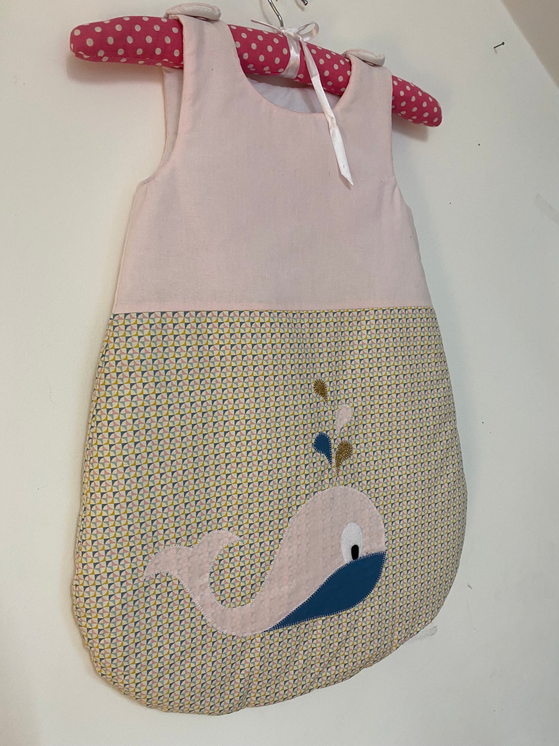 Gigoteuse 0-6M Mi saison - fait main – motif baleine - Rose/bleu| Fabrication française vue 1