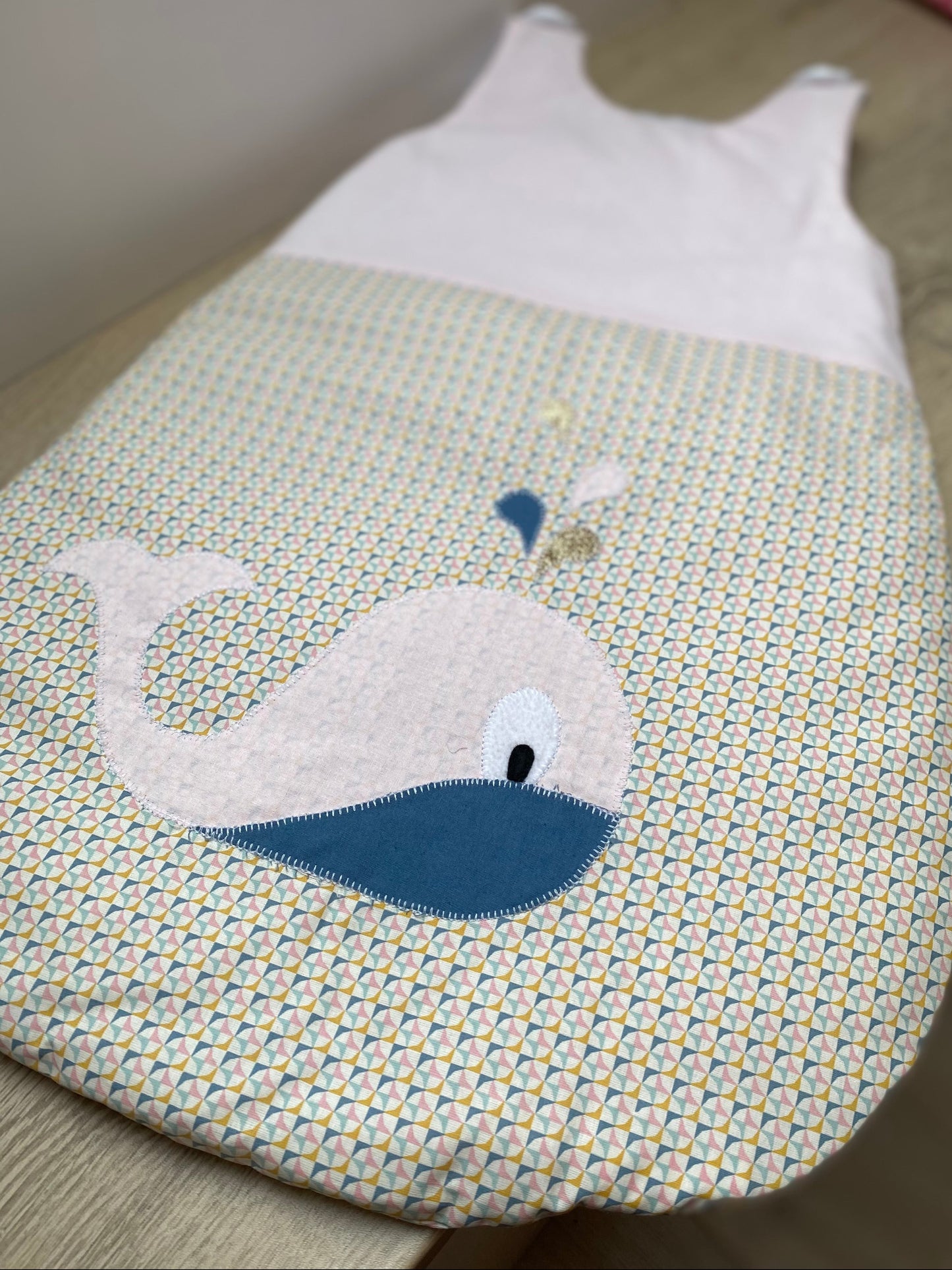 Gigoteuse 0-6M Mi saison - fait main – motif baleine - Rose/bleu| Fabrication française vue complète