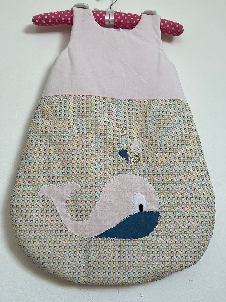Gigoteuse 0-6M Mi saison - fait main – motif baleine - Rose/bleu| Fabrication française vue dessous