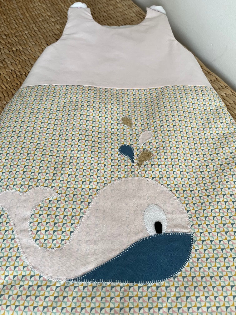 Gigoteuse 0-6M Mi saison - fait main – motif baleine - Rose/bleu| Fabrication française vue détaillée