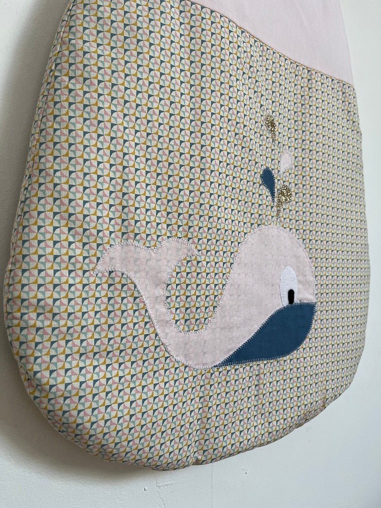 Gigoteuse 0-6M Mi saison - fait main – motif baleine - Rose/bleu| Fabrication française vue profil