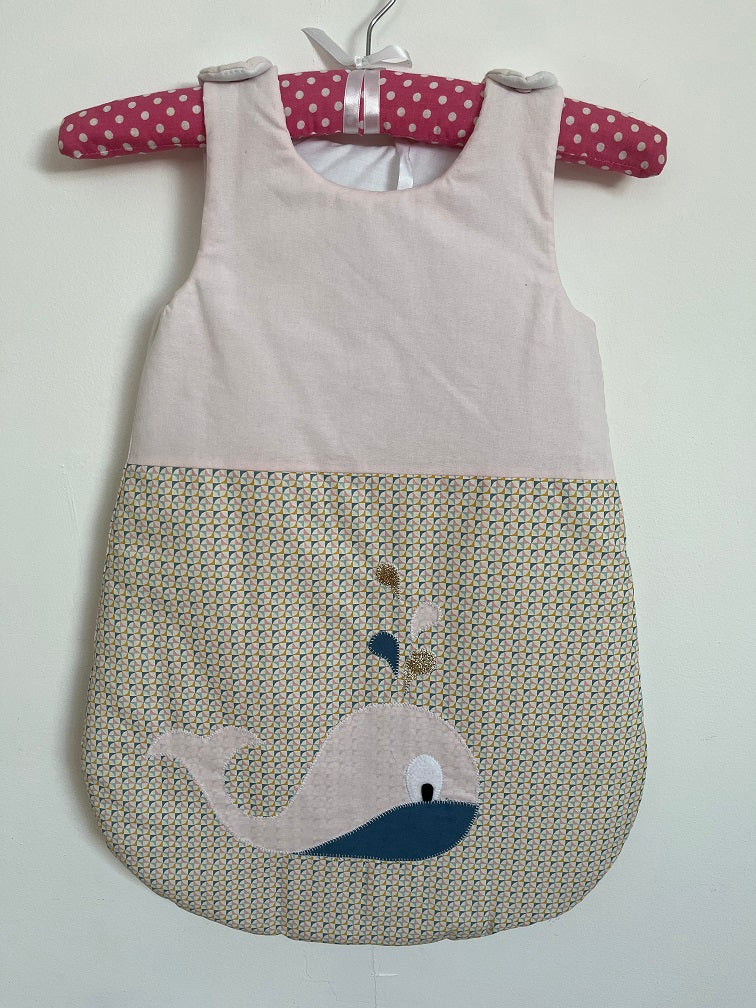 Gigoteuse 0-6M Mi saison - fait main – motif baleine - Rose/bleu| Fabrication française vue face