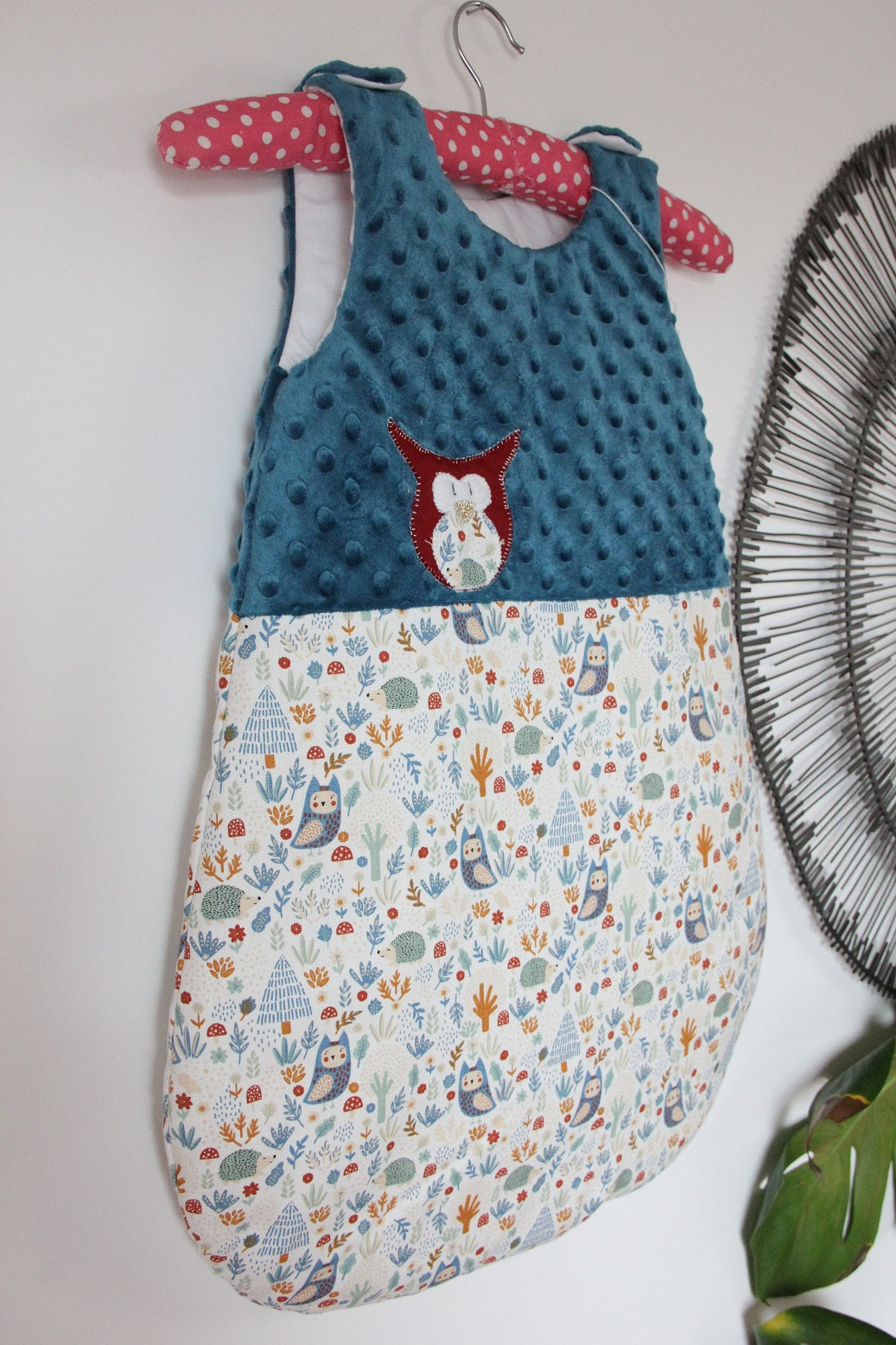 Gigoteuse 0-6M Mi saison - fait main – motif hiboux- bleu/rouge | Fabrication française vue côté