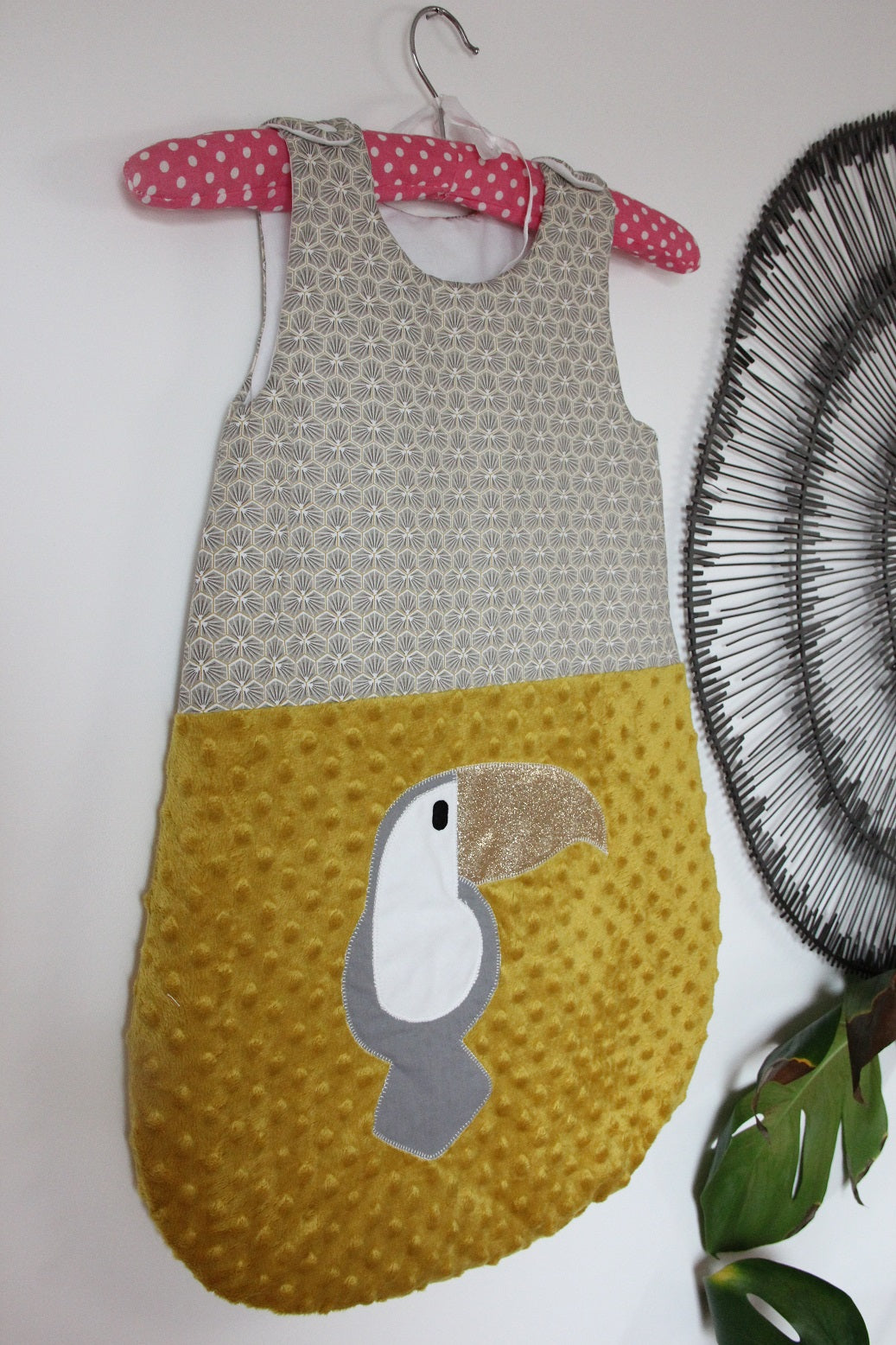Gigoteuse 0-6M Mi saison - fait main – motif toucan - gris/moutarde | Fabrication française vue côté