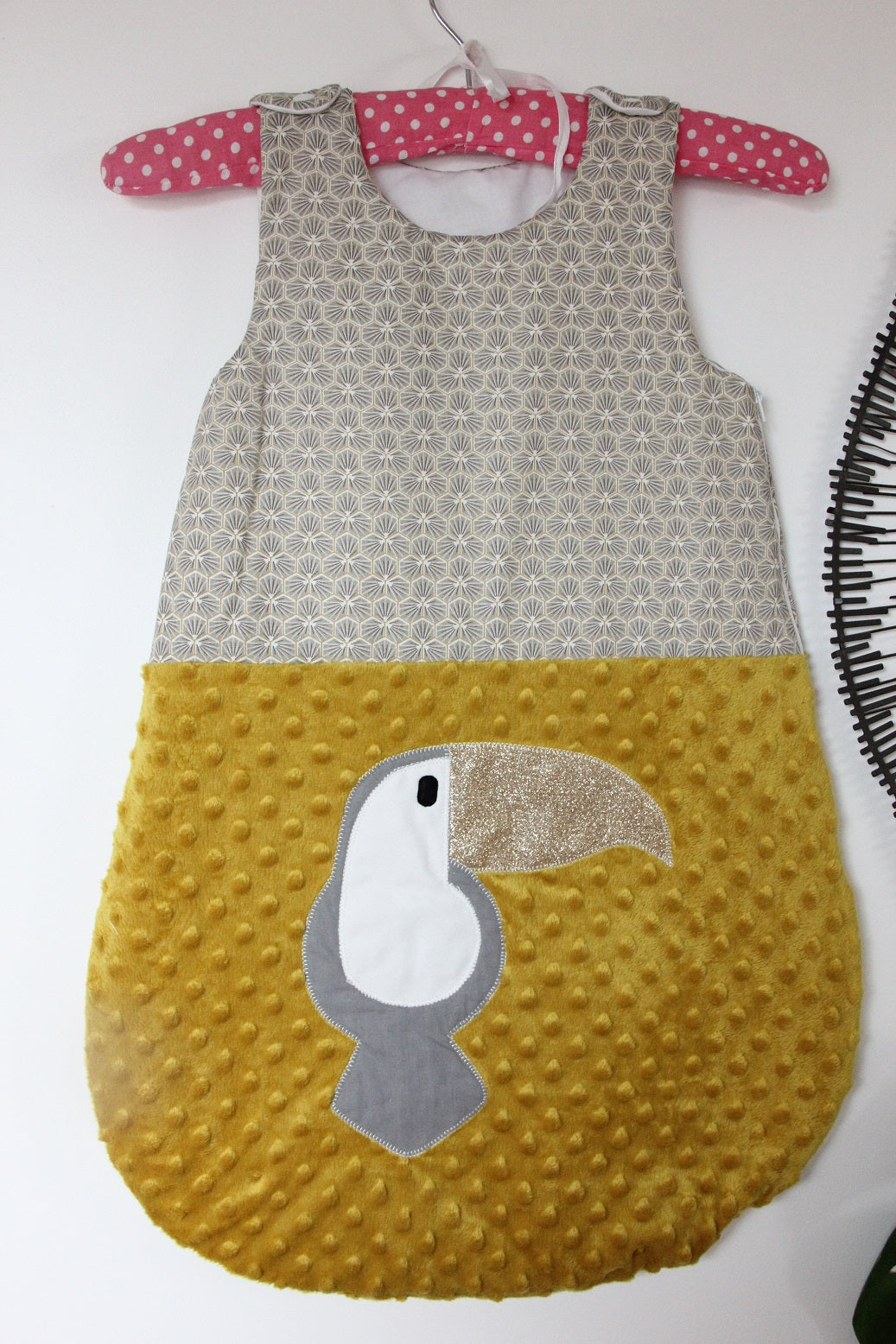 Gigoteuse 0-6M Mi saison - fait main – motif toucan - gris/moutarde | Fabrication française