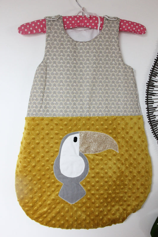 Gigoteuse 0-6M Mi saison - fait main – motif toucan - gris/moutarde | Fabrication française