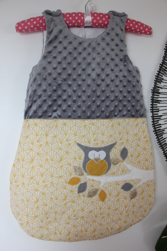 Gigoteuse 0-6M Mi saison - fait main – motif hiboux - gris/moutarde | Fabrication française
