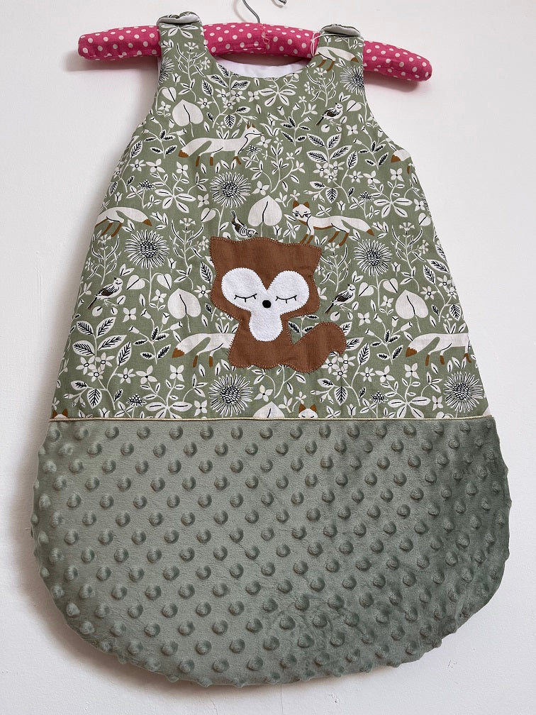 Gigoteuse 0-6M Mi saison - fait main – motif renard - vert Sauge /noisette | Fabrication française vue dessous