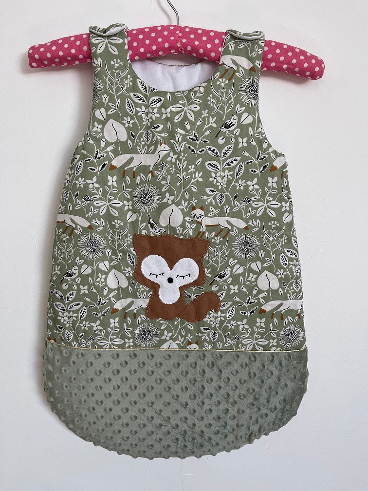 Gigoteuse 0-6M Mi saison - fait main – motif renard - vert Sauge /noisette | Fabrication française vue face