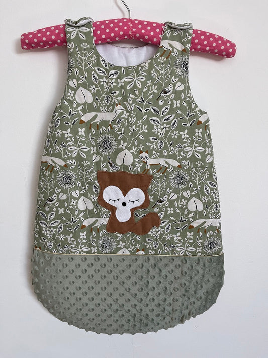Gigoteuse 0-6M Mi saison - fait main – motif renard - vert Sauge /noisette | Fabrication française vue face