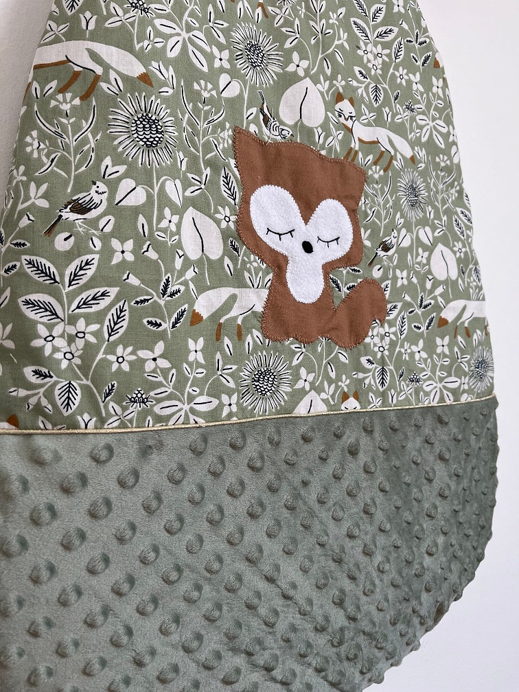 Gigoteuse 0-6M Mi saison - fait main – motif renard - vert Sauge /noisette | Fabrication française vue profil