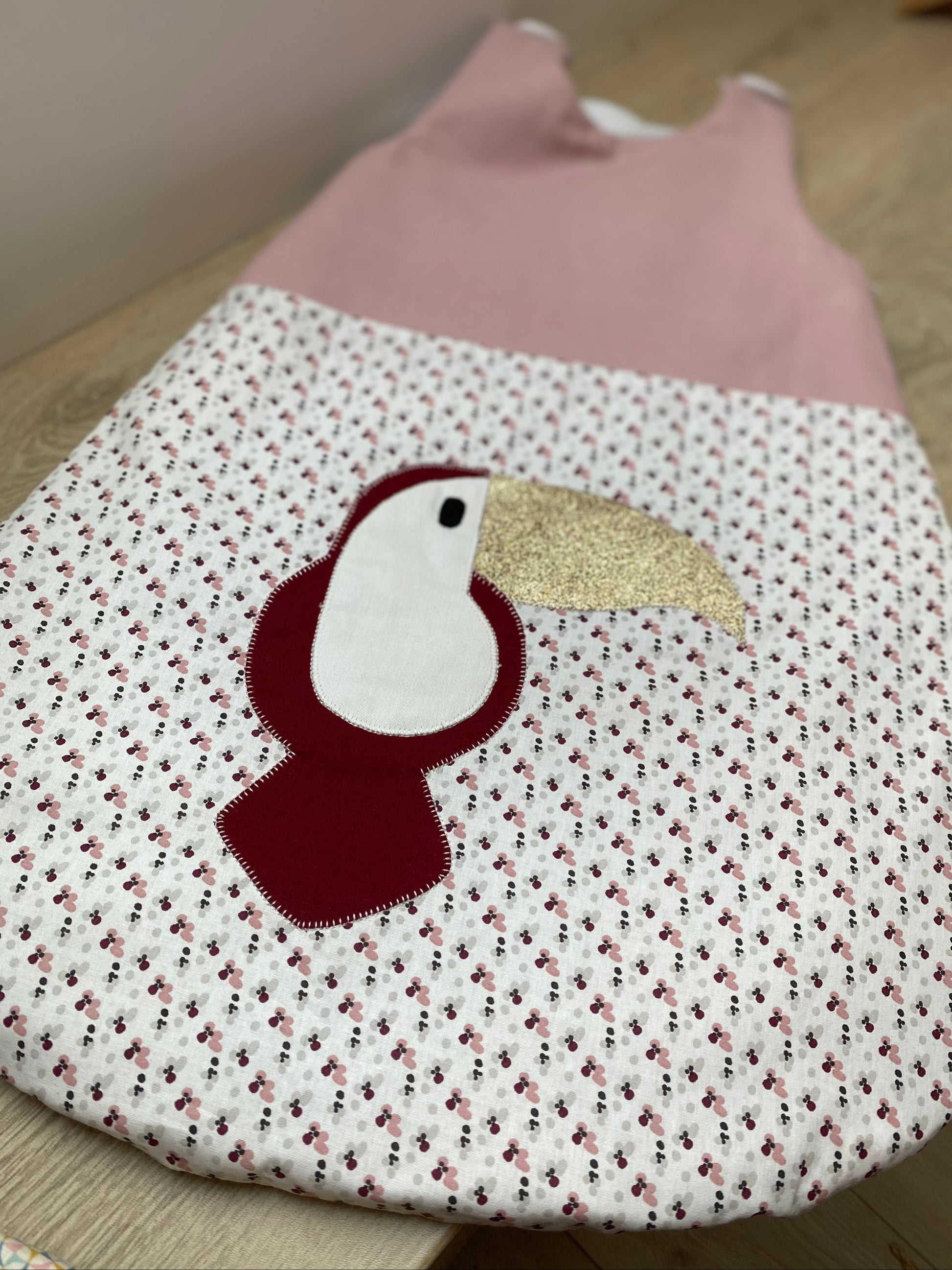 Gigoteuse 0-6M Mi saison - fait main – motif toucan - Rose/grenat 