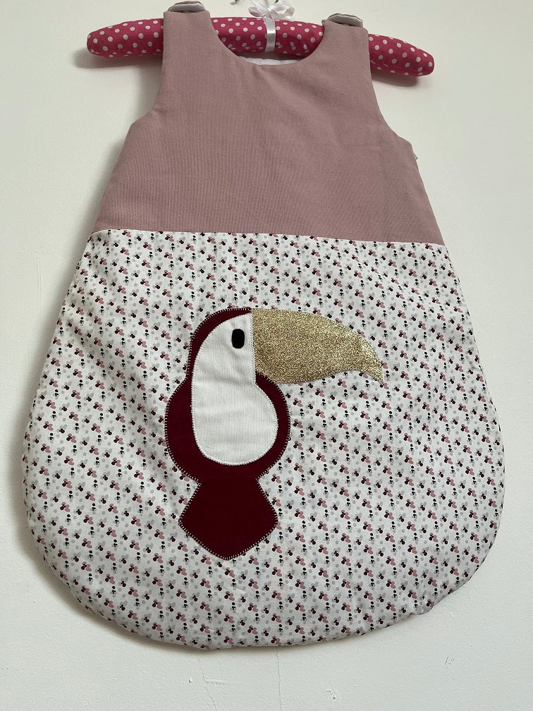 Gigoteuse 0-6M Mi saison - fait main – motif toucan - Rose/grenat | vue dessous