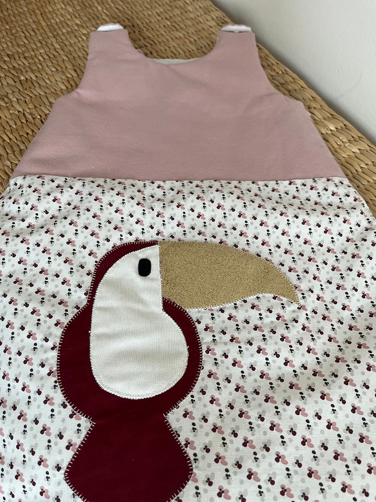 Gigoteuse 0-6M Mi saison - fait main – motif toucan - Rose/grenat | vue detail