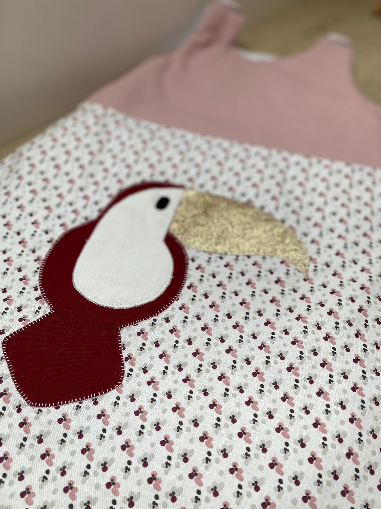 Gigoteuse 0-6M Mi saison - fait main – motif toucan - Rose/grenat | vue details