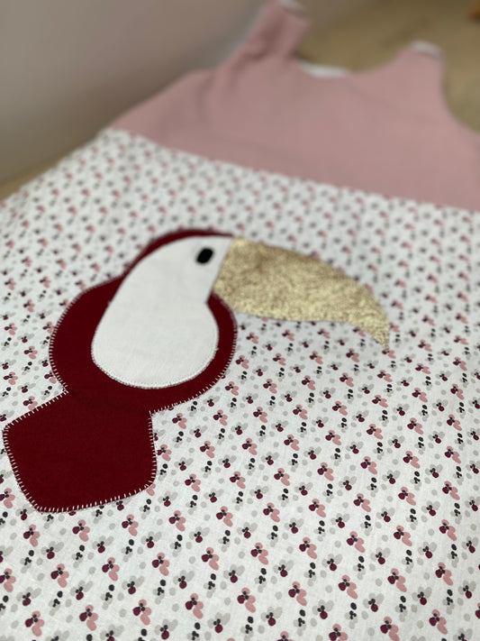 Gigoteuse 0-6M Mi saison - fait main – motif toucan - Rose/grenat | vue details